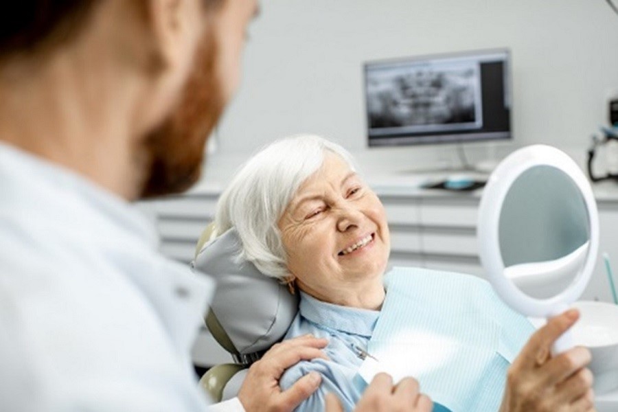 ایمپلنت دندان برای سالمندان